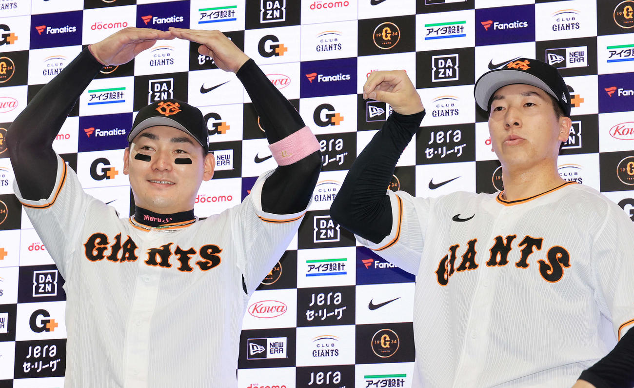 巨人対中日　ヒーローインタビューで丸ポーズをする丸佳浩（左）と「大勢は塩」ポーズをする大勢（撮影・浅見桂子）