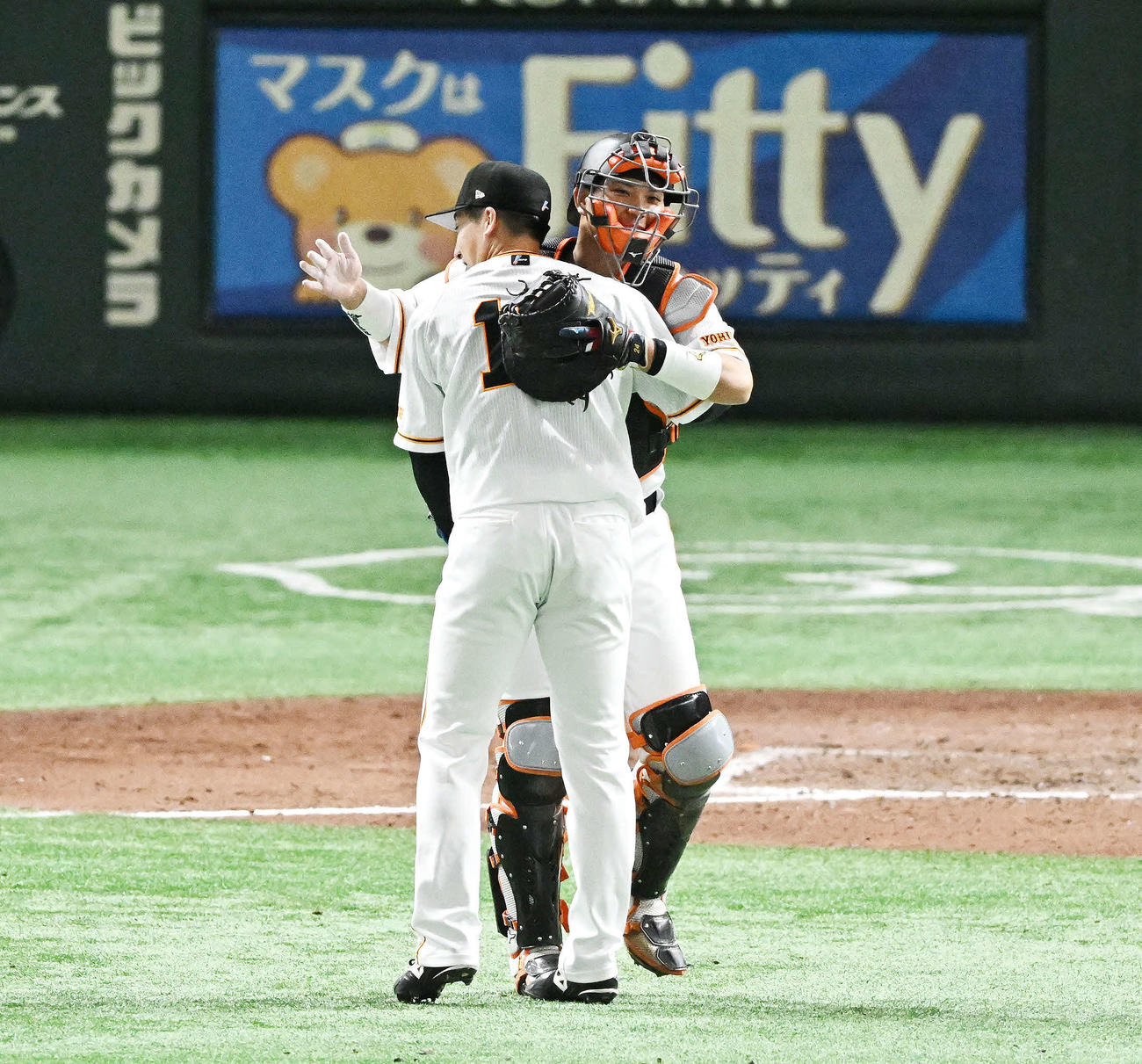 巨人対中日　9回表、試合を締めた巨人5番手の大勢（左）とハグする捕手大城卓（撮影・滝沢徹郎）