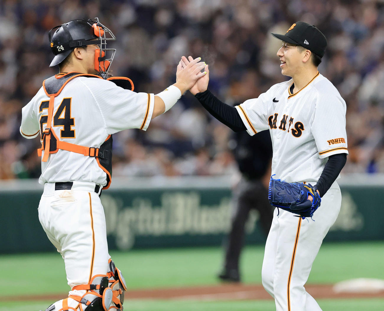 巨人対中日　9回表中日2死、岡林を三振に仕留めた大勢（右）は大城卓と笑顔でハイタッチ（撮影・浅見桂子）