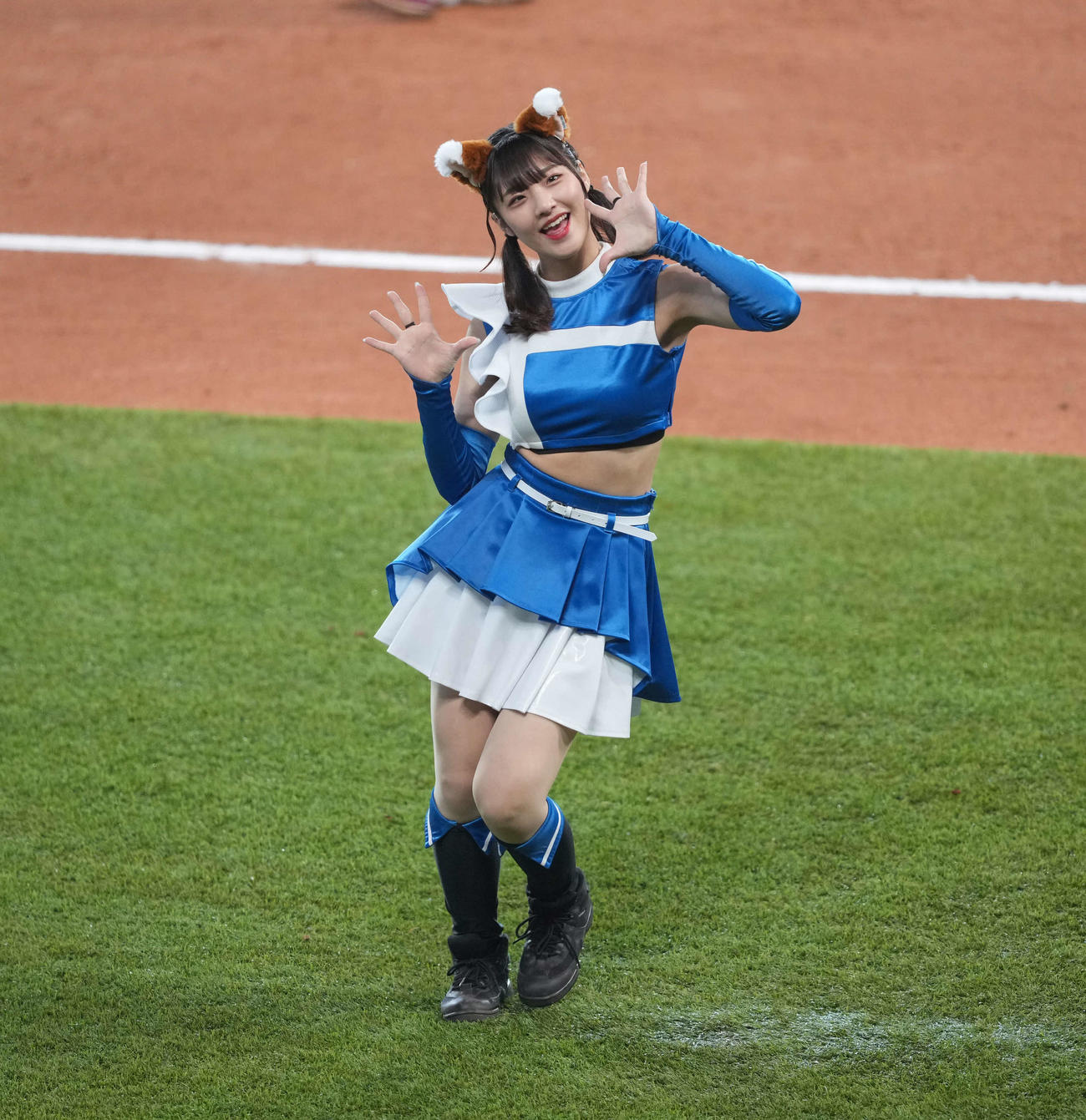 日本ハム対楽天　きつねダンスをするファイターズガール（撮影・井上学）