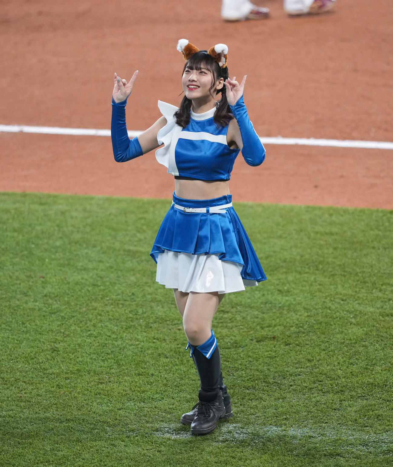 日本ハム対楽天　きつねダンスをするファイターズガール（撮影・井上学）