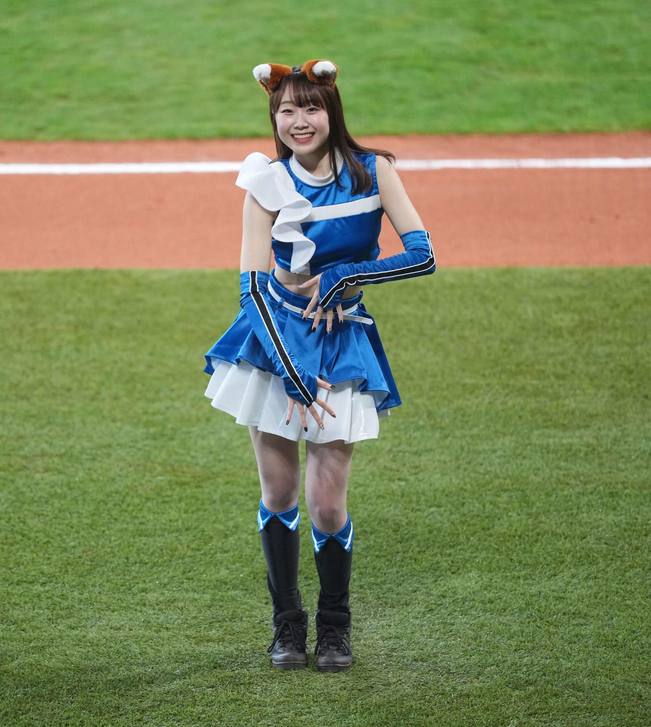 日本ハム対楽天　きつねダンスをするファイターズガール（撮影・井上学）