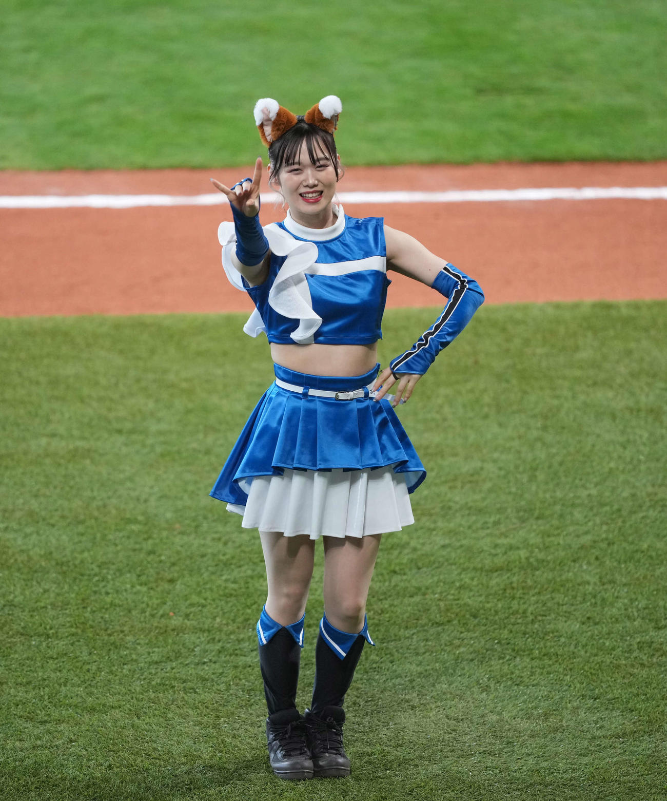 日本ハム対楽天　きつねダンスをするファイターズガール（撮影・井上学）