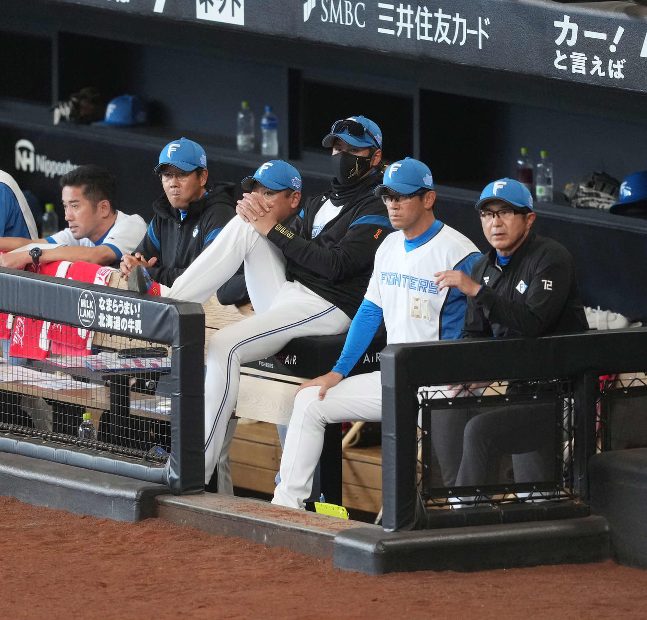 日本ハム対楽天　7回に失点し戦況を見つめる新庄監督（中央）（撮影・井上学）