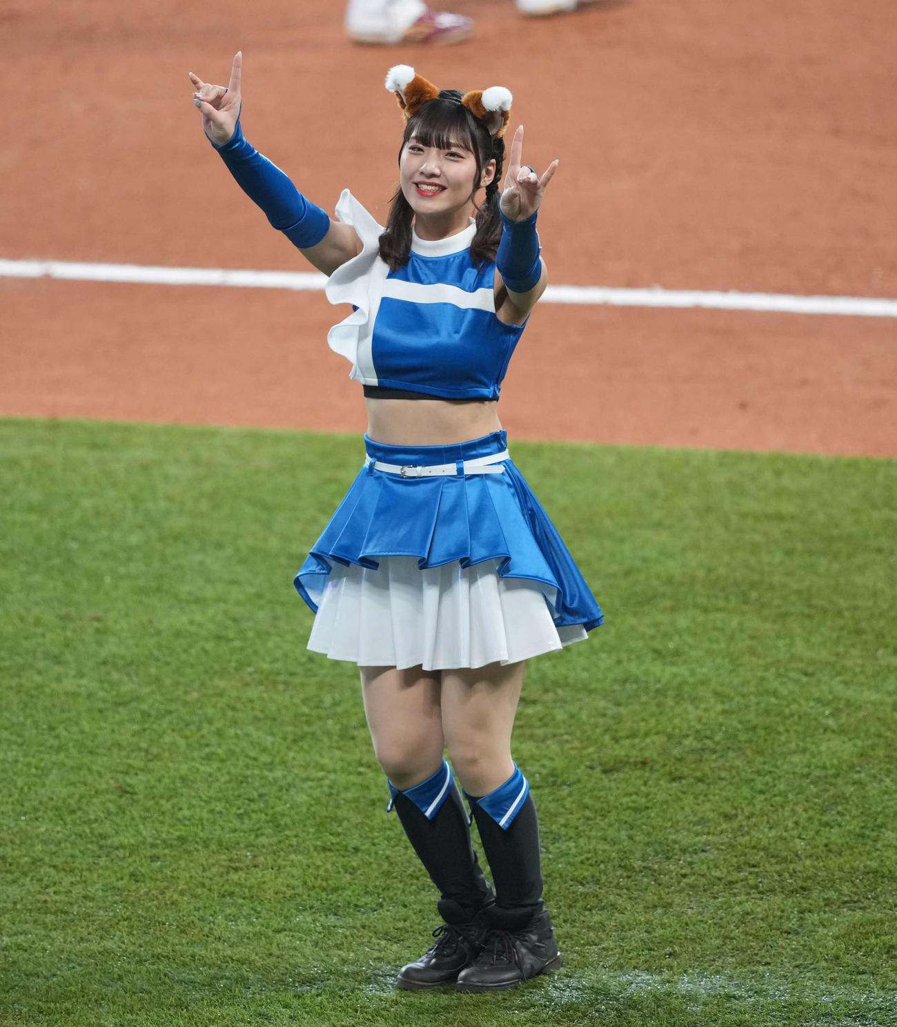 日本ハム対楽天　きつねダンスをするファイターズガール（撮影・井上学）