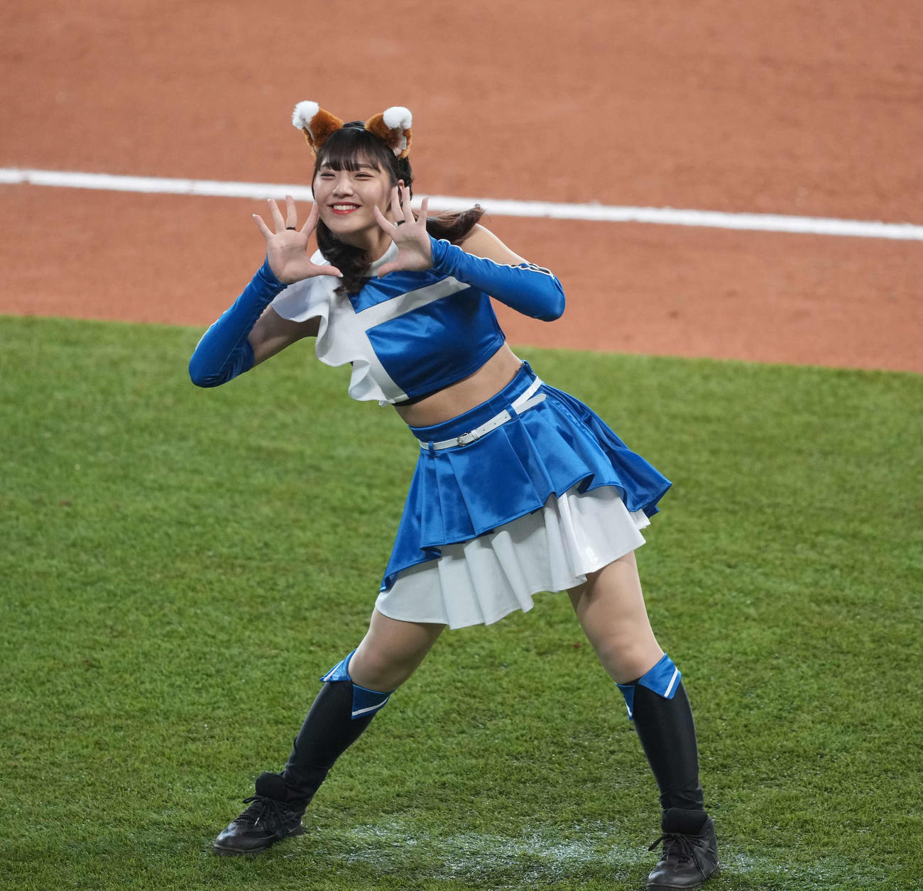 日本ハム対楽天　きつねダンスをするファイターズガール（撮影・井上学）