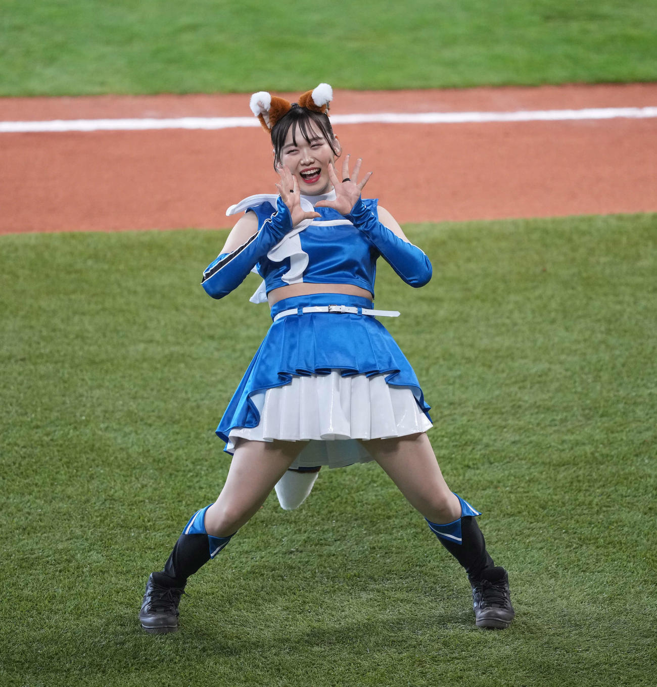 日本ハム対楽天　きつねダンスをするファイターズガール（撮影・井上学）