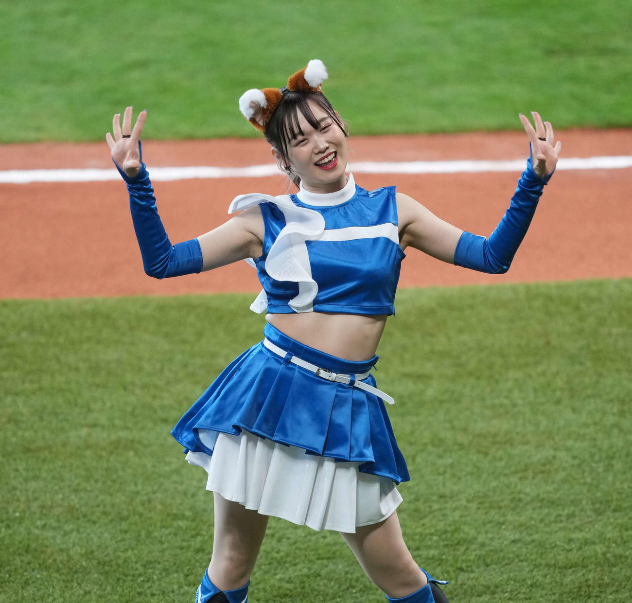 日本ハム対楽天　きつねダンスをするファイターズガール（撮影・井上学）