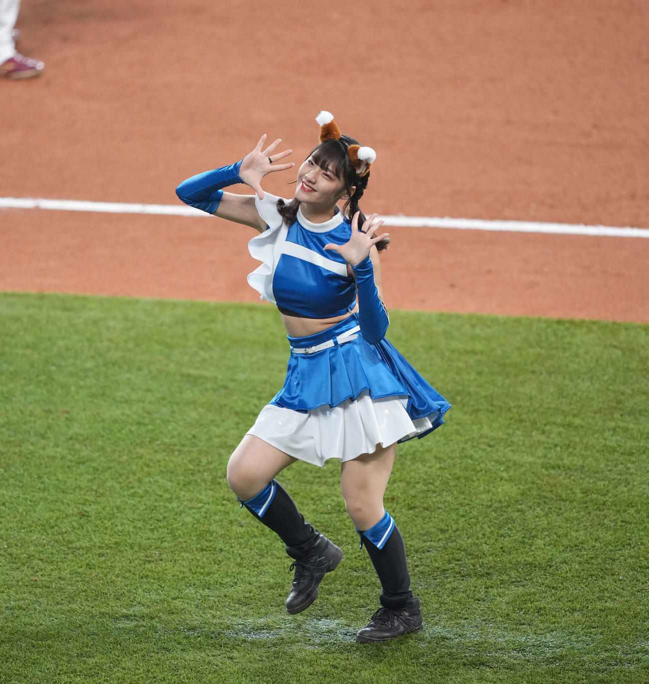 日本ハム対楽天　きつねダンスをするファイターズガール（撮影・井上学）