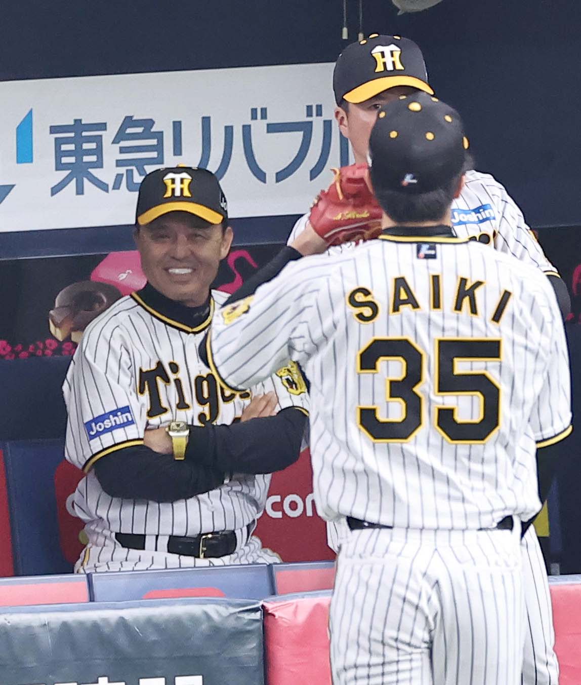 阪神対DeNA　岡田監督（左）は好投する才木に笑顔を見せる（撮影・上田博志）