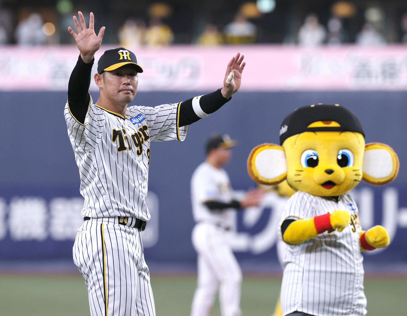 阪神対DeNA　ヒーローの阪神原口はファンの声援に応える（撮影・上山淳一）