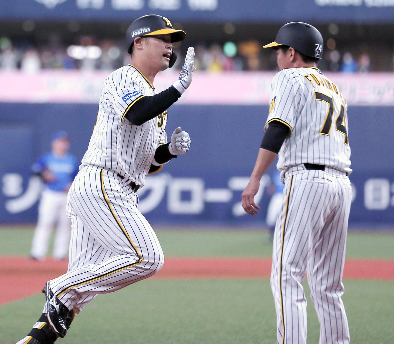 阪神対DeNA 8回裏阪神2死二塁、代打原口（左）は左越え2点本塁打を放ちダイヤモンドを1周する（撮影・上山淳一）