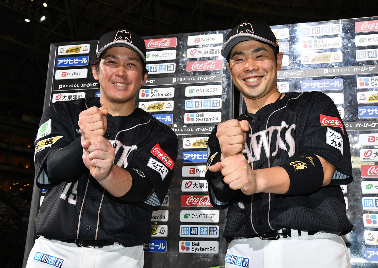 ソフトバンク対ロッテ　ロッテに開幕3連勝し、ペッパーミルポーズで笑顔を見せる甲斐（左）と近藤（撮影・岩下翔太）