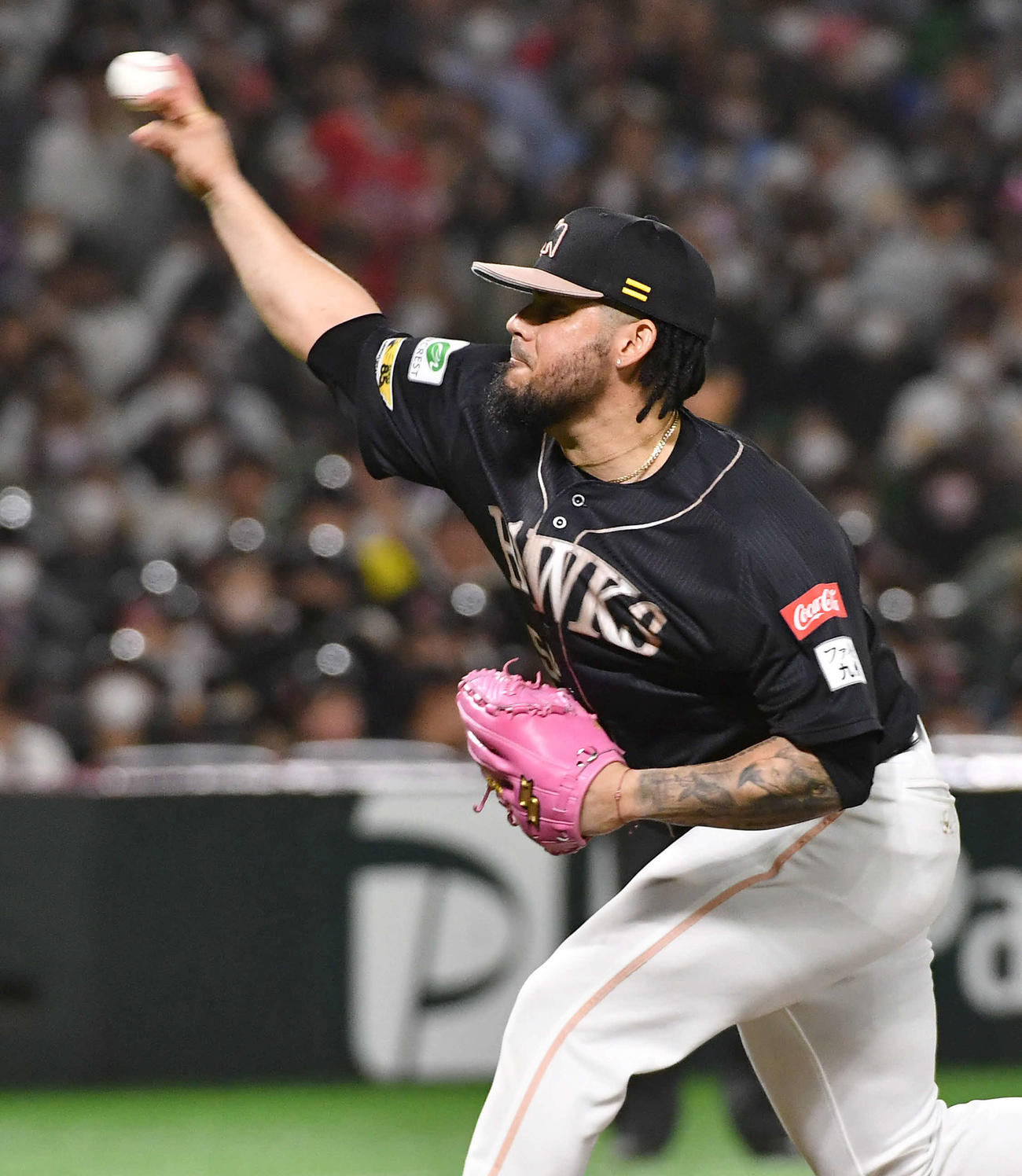ソフトバンク対ロッテ　9回表から登板した、ソフトバンク6番手のオスナ（撮影・岩下翔太）