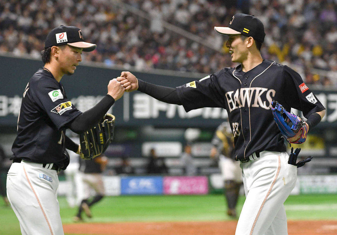 ソフトバンク対ロッテ　4回表ロッテ2死、中村奨の中飛を好捕した周東（右）とグータッチを交わす東浜（撮影・岩下翔太）