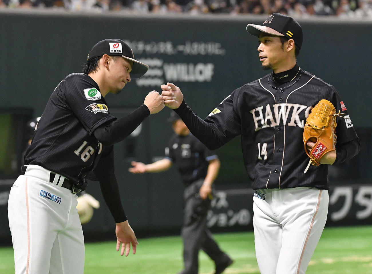 ソフトバンク対ロッテ　6回表ロッテ2死二、三塁、茶谷を右飛に抑えた又吉（右）とグータッチを交わす東浜（撮影・岩下翔太）
