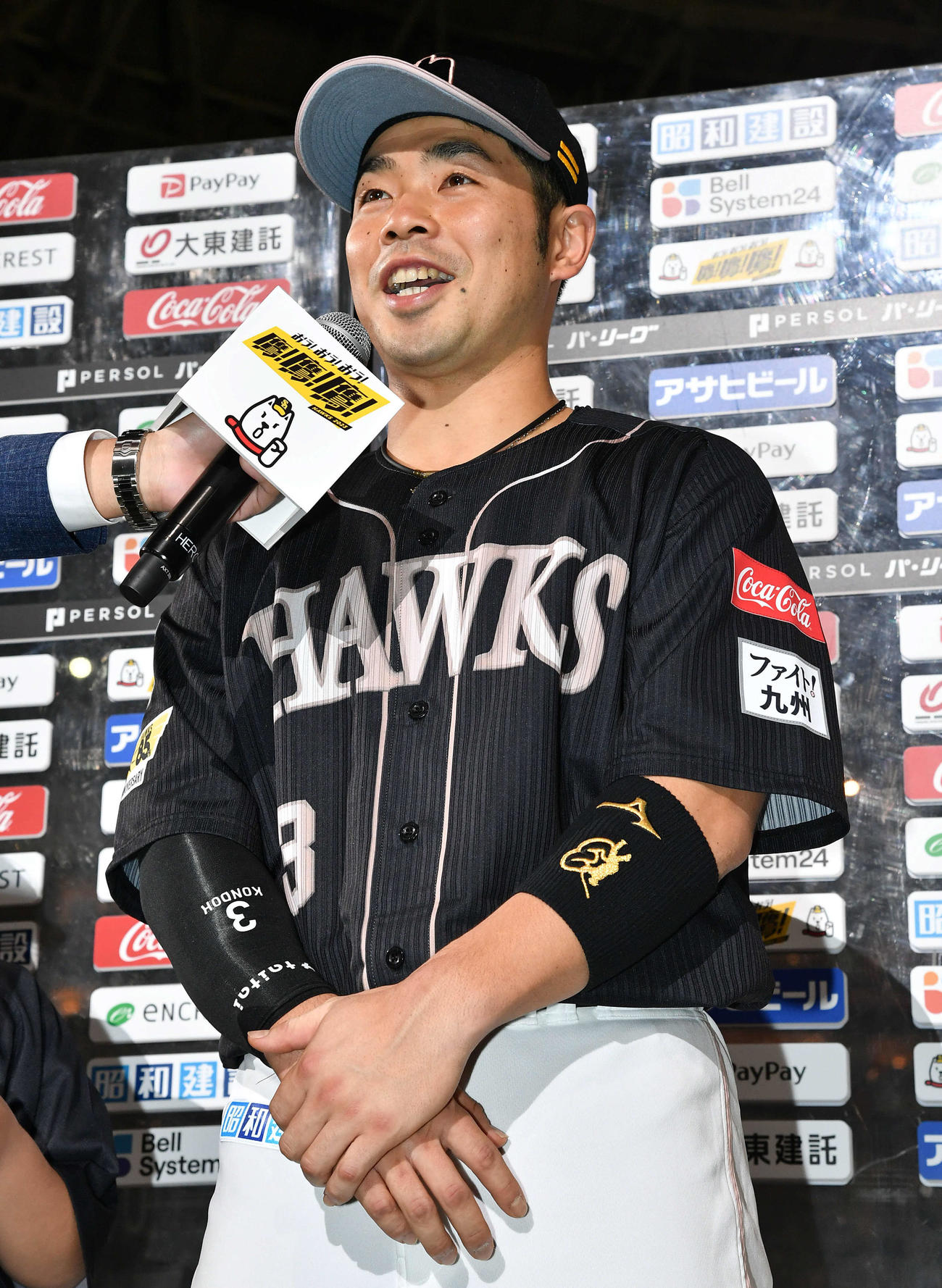 ソフトバンク対ロッテ　移籍後初のお立ち台でヒーローインタビューに答える近藤（撮影・岩下翔太）