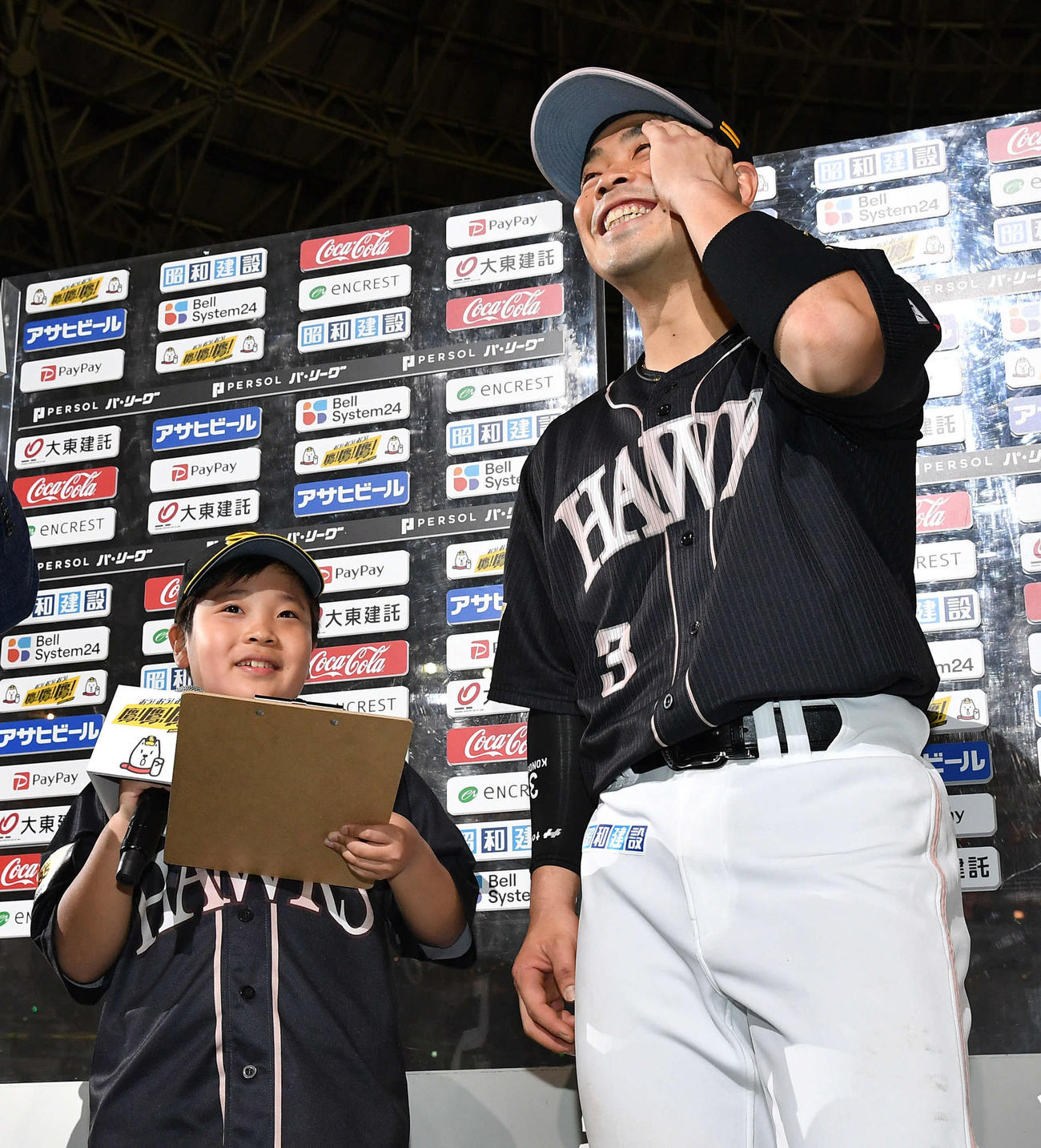 ソフトバンク対ロッテ　移籍後初のお立ち台で、子どもからの質問に笑顔を見せる近藤（撮影・岩下翔太）