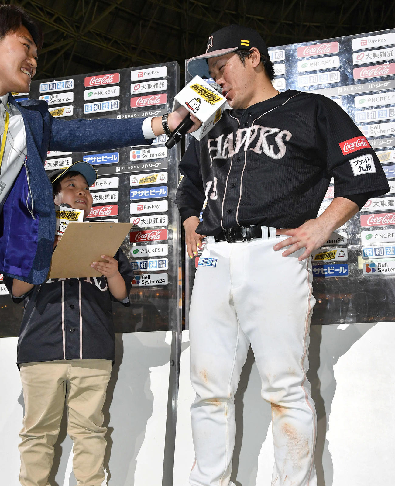 ソフトバンク対ロッテ　お立ち台で子どもからの質問に答える甲斐（撮影・岩下翔太）