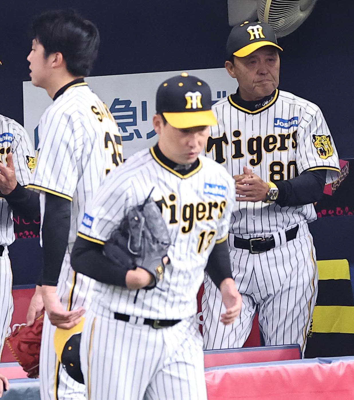 阪神対DeNA　岡田監督（右）は好投する才木（左）を交えて3連投の岩崎を送り込んだ（撮影・上田博志）