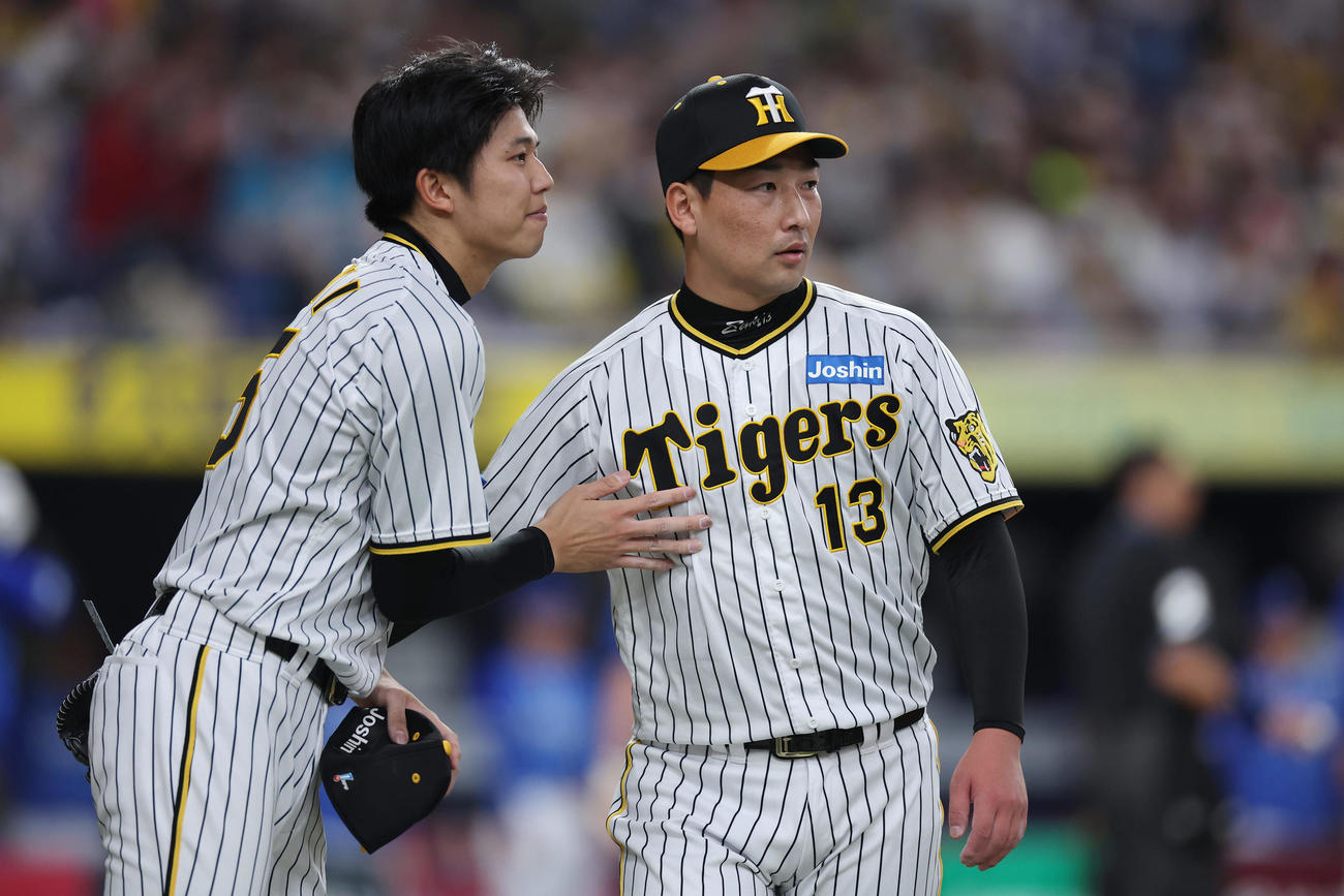 阪神対DeNA 7回表を投げ終えた阪神岩崎（右）を出迎える才木（撮影・前田充）