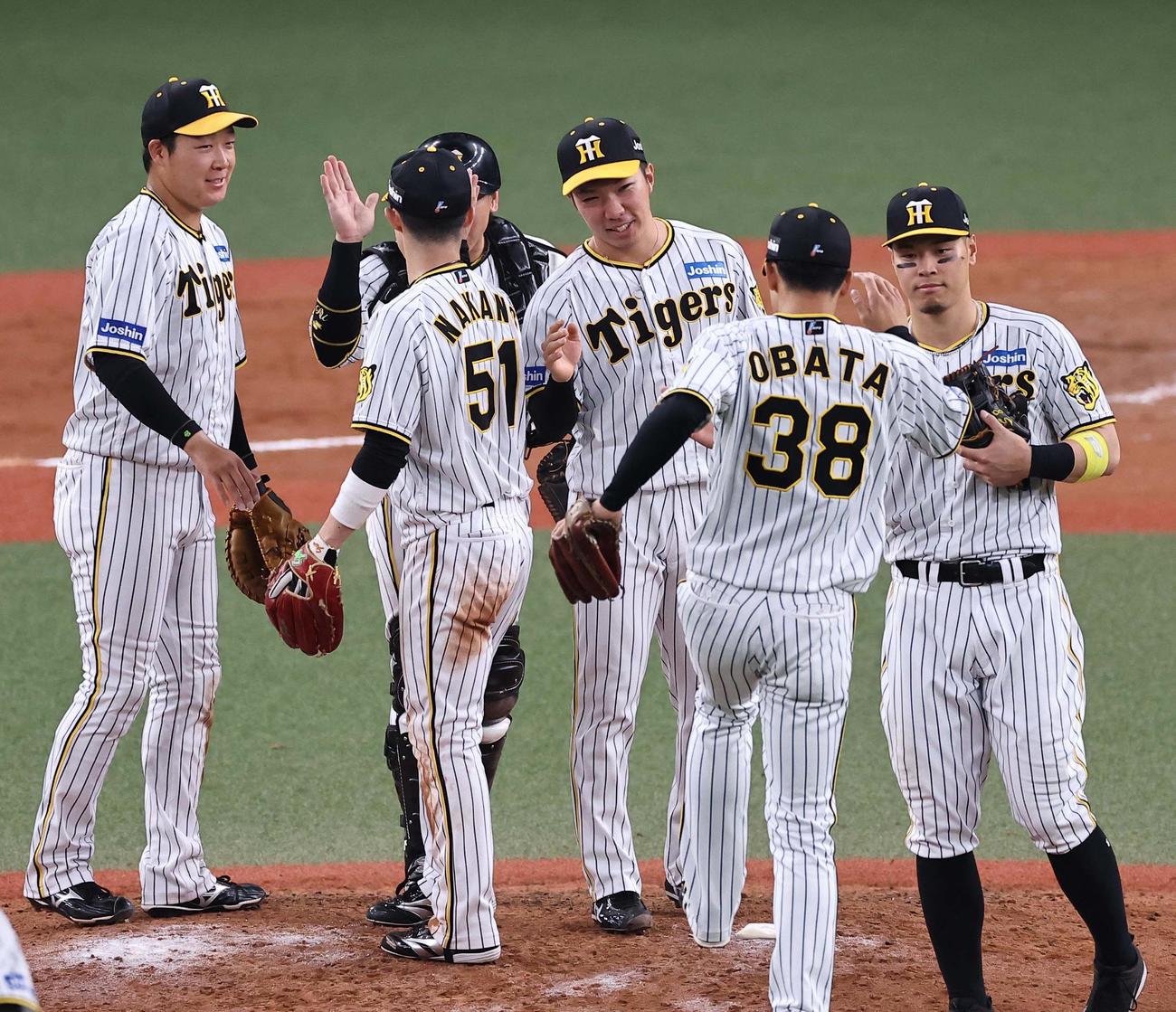 阪神対DeNA DeNAに勝利しマウンドで笑顔を見せる石井（中央）ら阪神ナイン（撮影・上田博志）