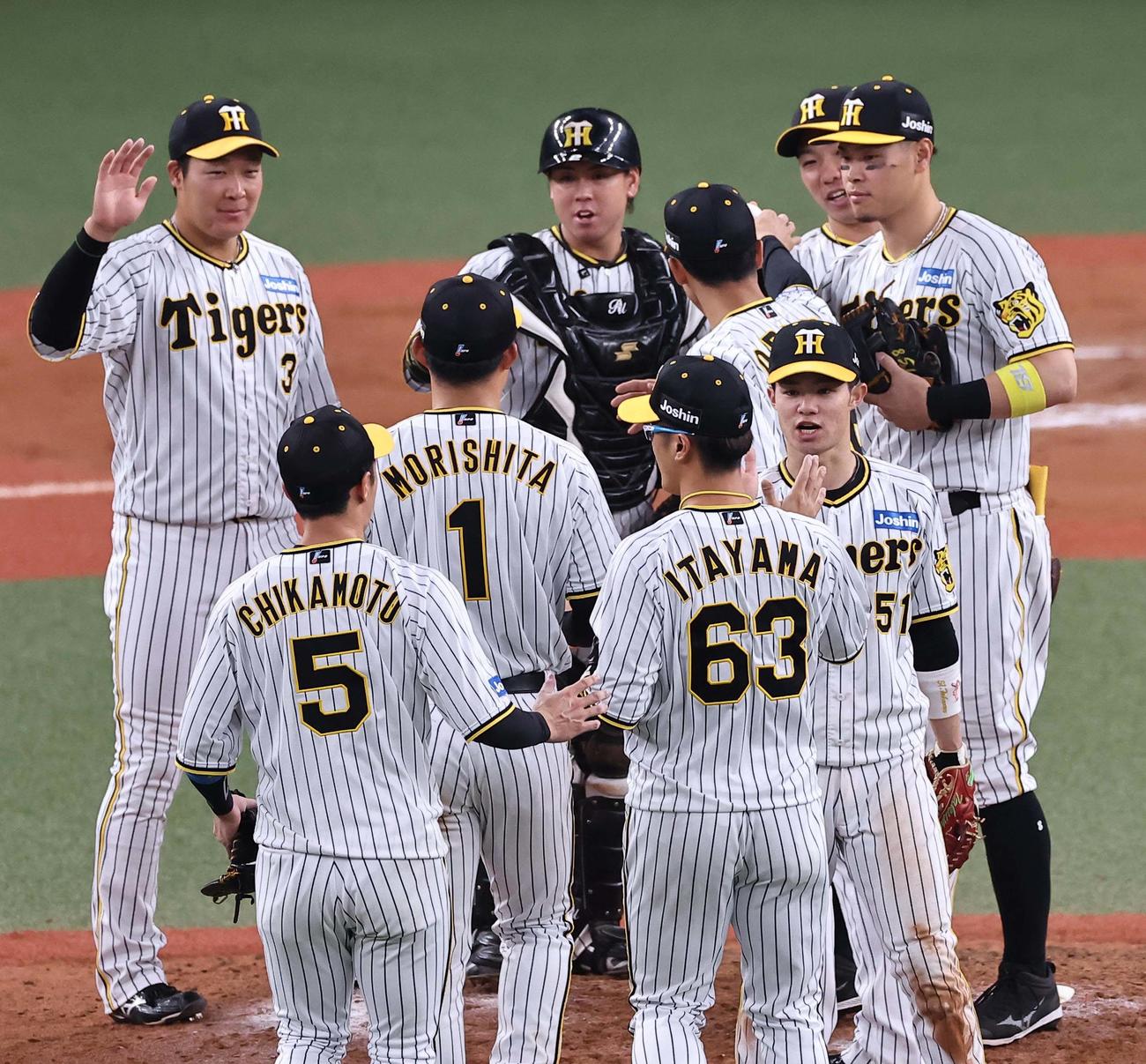 阪神対DeNA DeNAに勝利しマウンドで笑顔を見せる阪神ナイン（撮影・上田博志）
