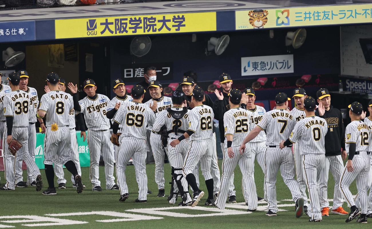 阪神対DeNA DeNAに開幕3連勝しハイタッチで喜ぶ阪神ナイン（撮影・上田博志）