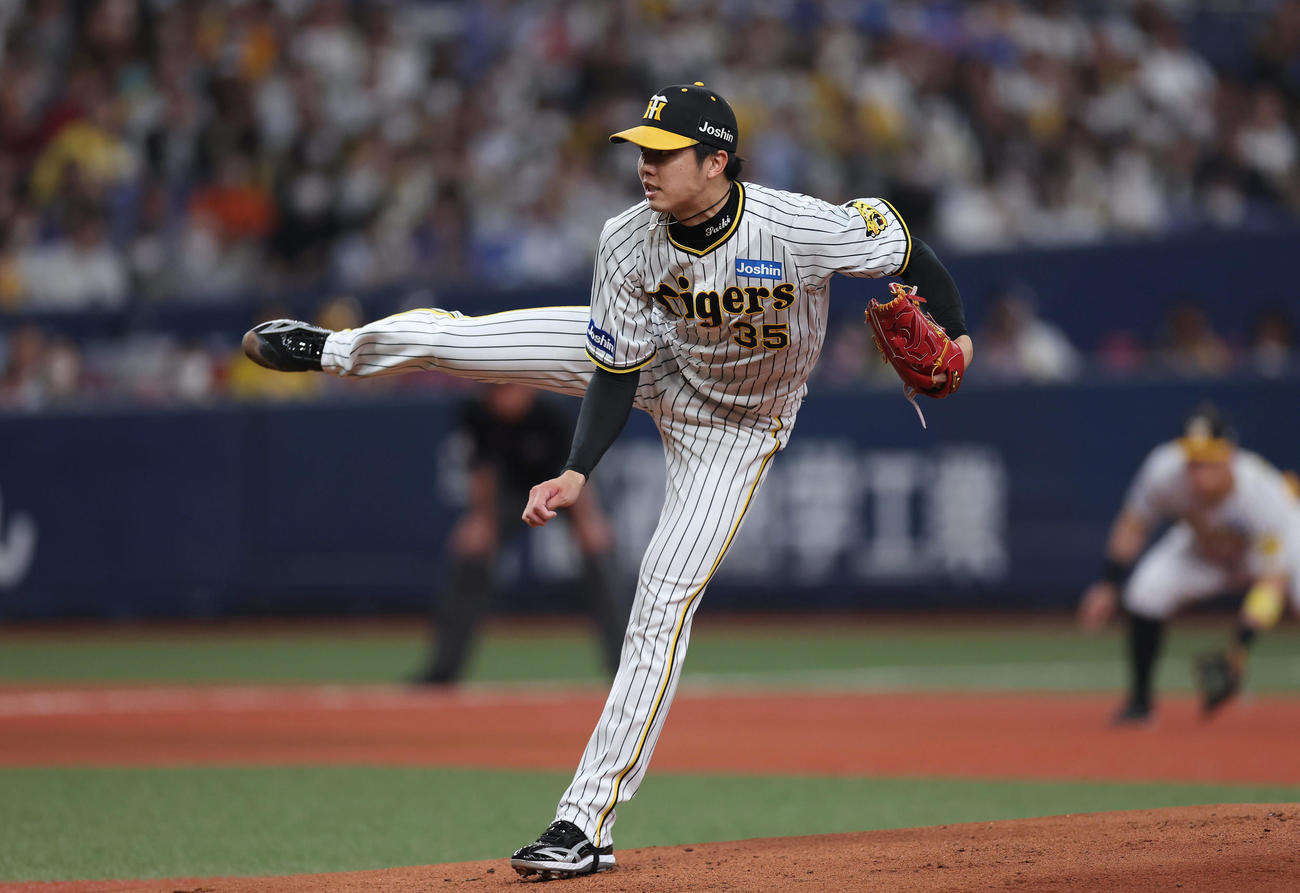 阪神対DeNA　力投する阪神先発の才木（撮影・前田充）