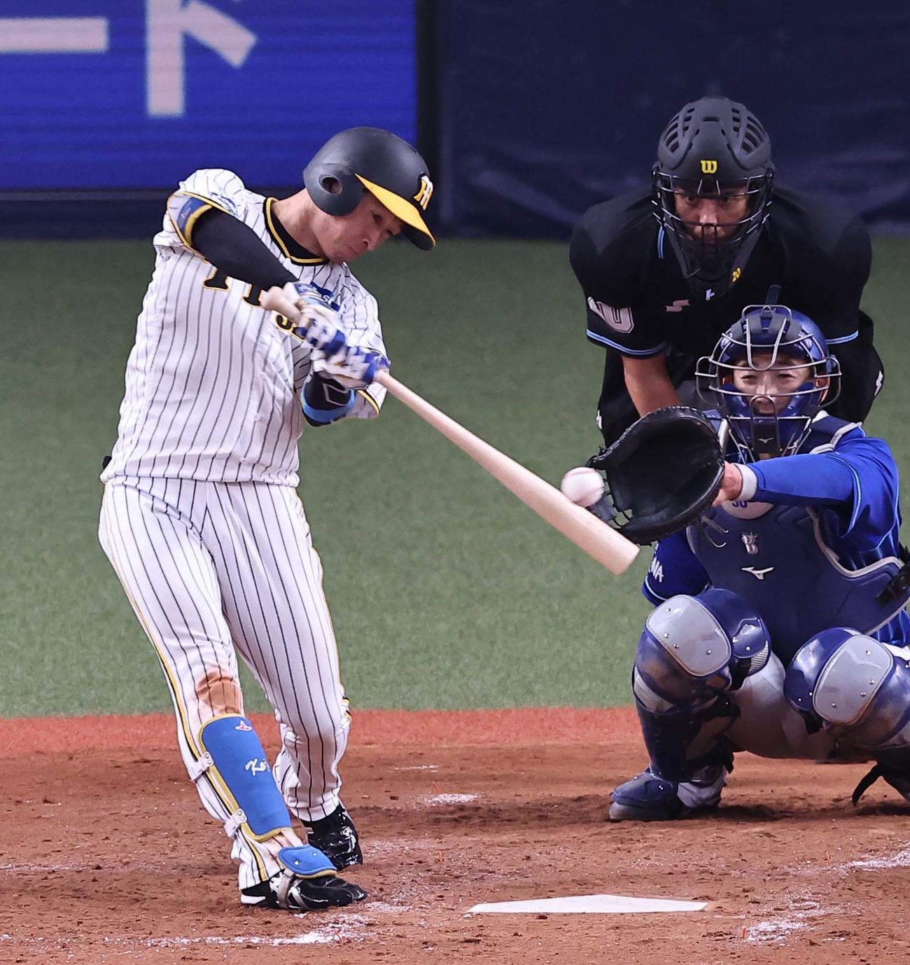 阪神対DeNA 5回裏阪神2死、近本は左前打を放つ（撮影・上田博志）