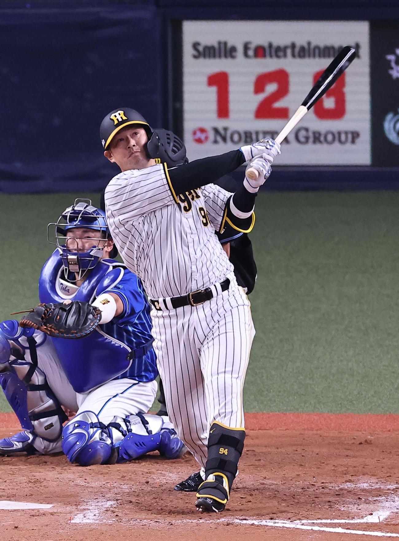 阪神対DeNA 8回裏阪神2死二塁、原口は左越え2点本塁打を放つ（撮影・上田博志）