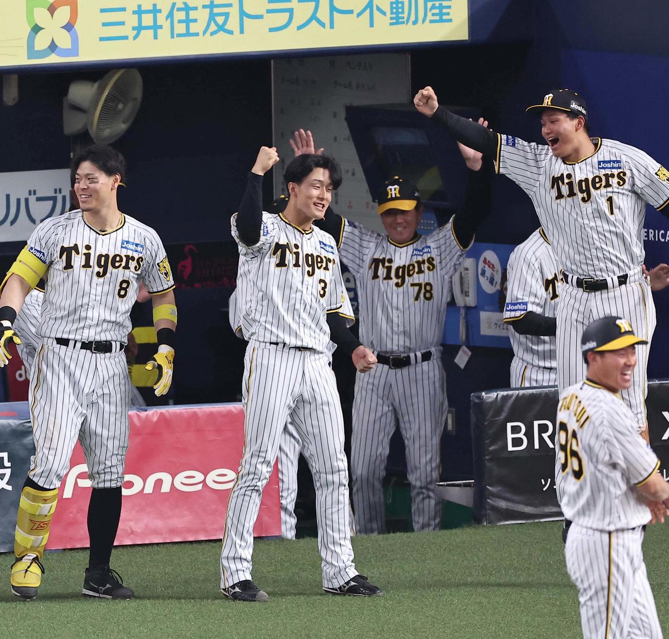 阪神対DeNA 8回裏阪神2死二塁、原口の放った左越え2点本塁打に盛り上がる森下（右）ら阪神ナイン（撮影・上田博志）