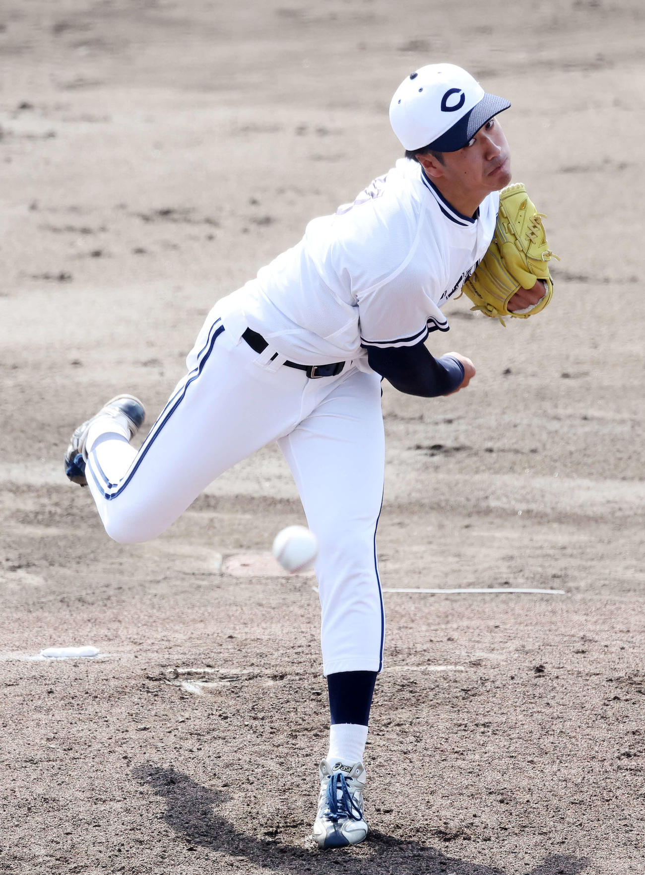 中大対亜大　力投する中大先発の西舘（撮影・鈴木正人）