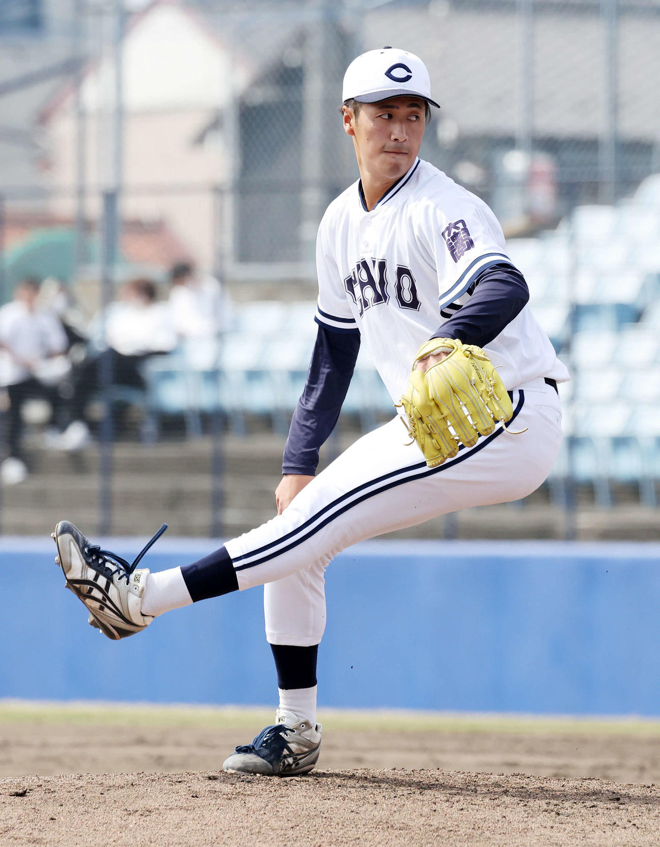 中大対亜大　力投する中大先発の西舘（撮影・鈴木正人）