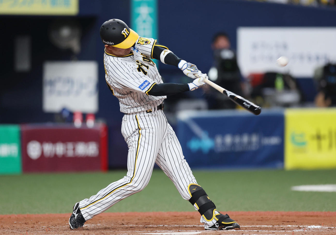 阪神対DeNA 8回裏阪神2死二塁、左越え2点本塁打を放つ代打原口（撮影・前田充）