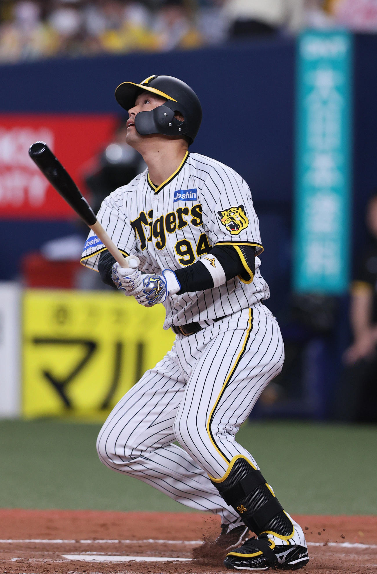 阪神対DeNA 8回裏阪神2死二塁、代打原口は左越え2点本塁打を放つ（撮影・上山淳一）