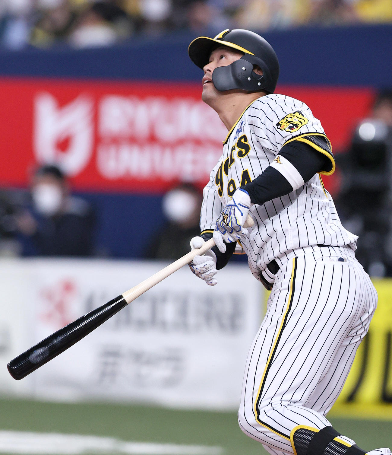 阪神対DeNA 8回裏阪神2死二塁、代打原口は左越え2点本塁打を放つ（撮影・上山淳一）