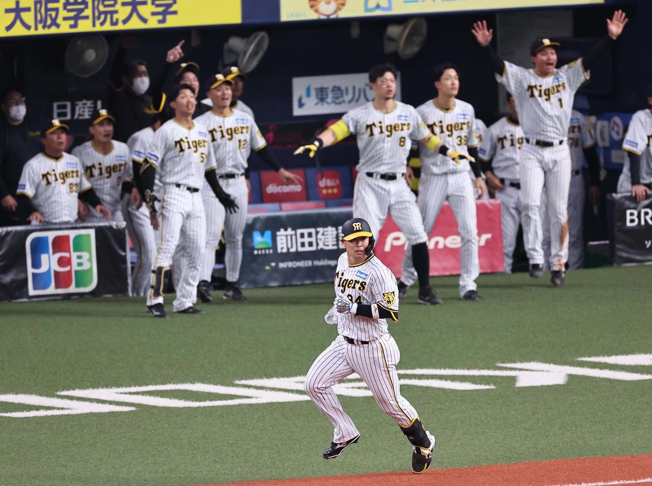 阪神対DeNA 8回裏阪神2死二塁、原口は左越え2点本塁打を放つ（撮影・上田博志）