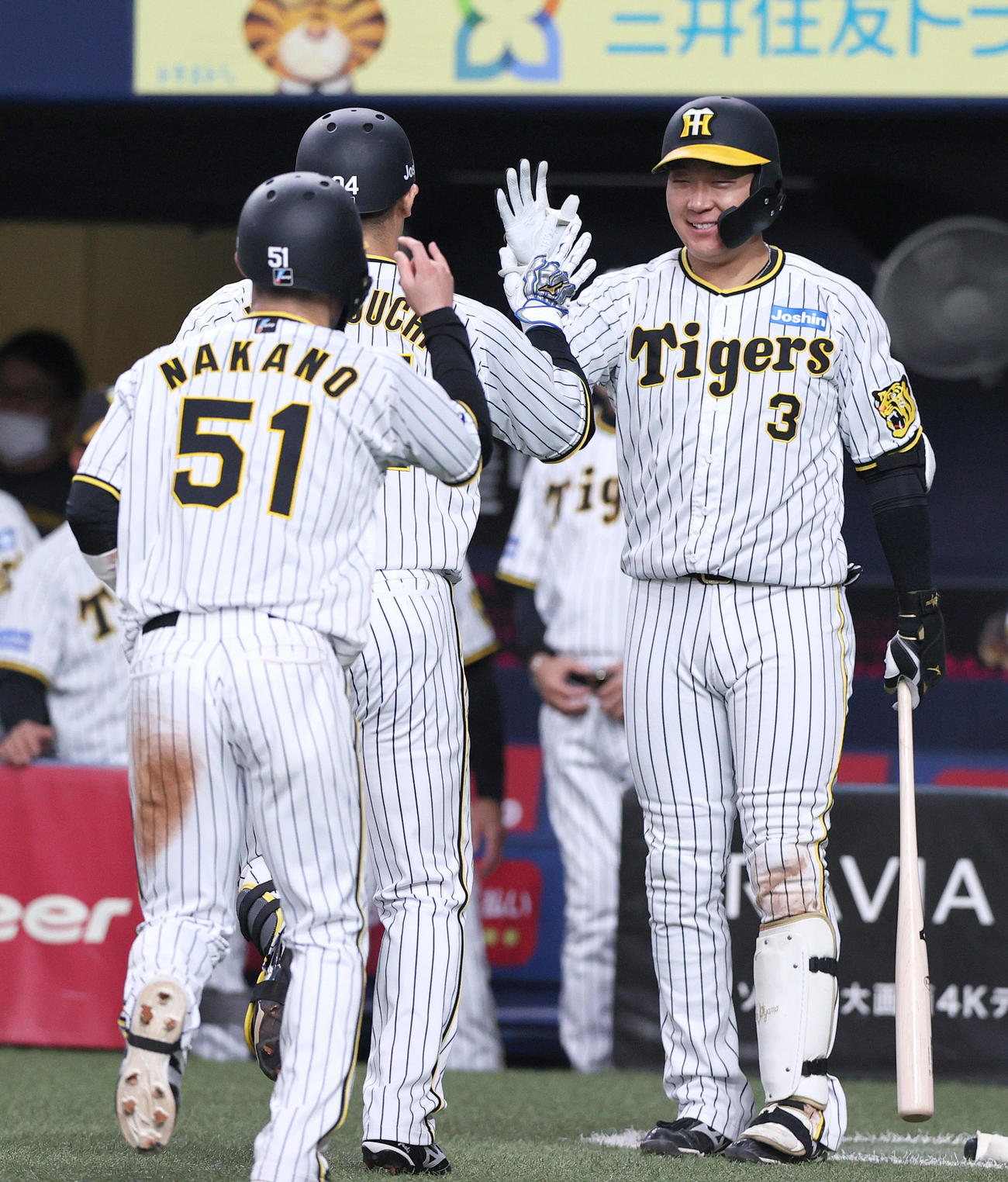 阪神対DeNA 8回裏阪神2死二塁、大山（右）は左越え2点本塁打を放った代打原口（手前）を笑顔で出迎える（撮影・上山淳一）