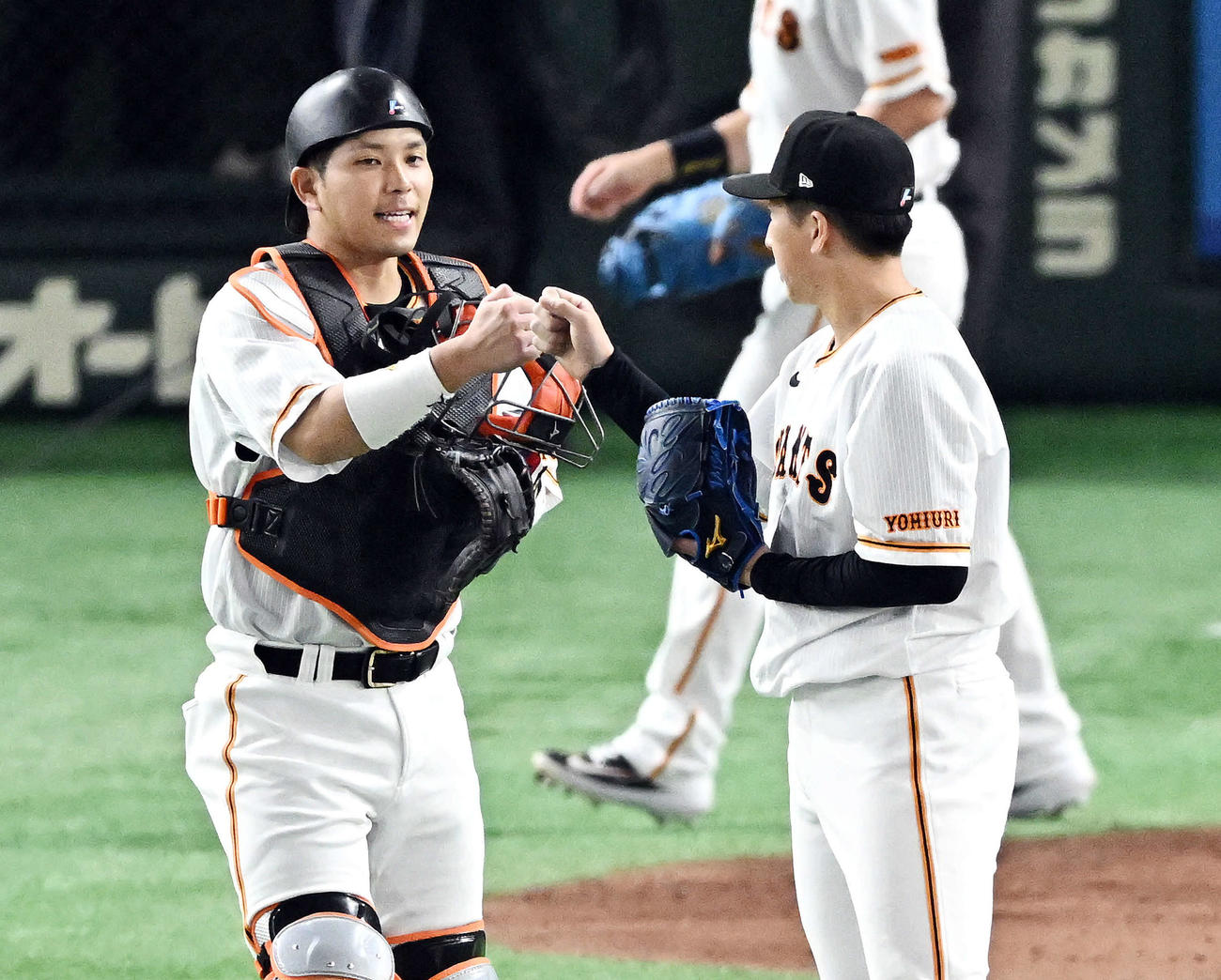 巨人対中日　9回表、巨人5番手で登板する大勢（右）とグータッチする捕手大城卓（撮影・滝沢徹郎）