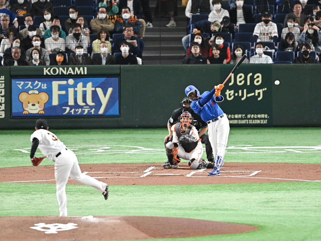 巨人対中日　1回表中日2死二塁、アキーノは先制の左前適時打を放つ。投手赤星（撮影・滝沢徹郎）