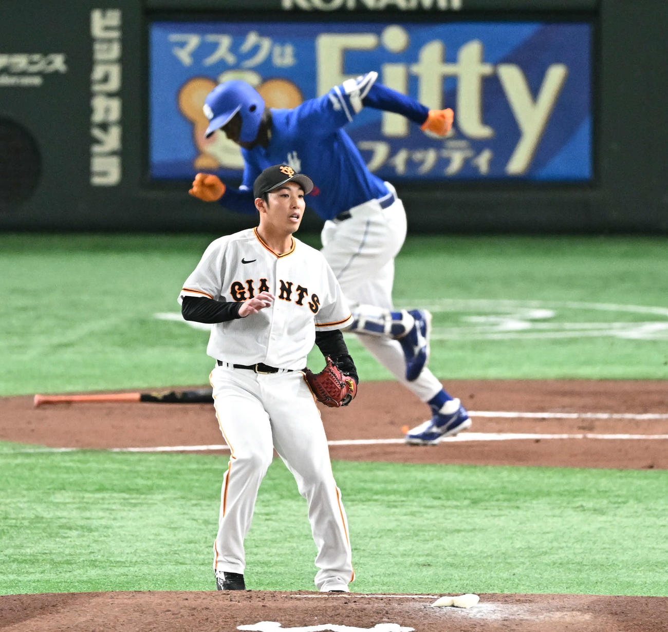 巨人対中日　1回表中日2死二塁、アキーノ（後方）に先制の適時打を浴びる赤星（撮影・滝沢徹郎）