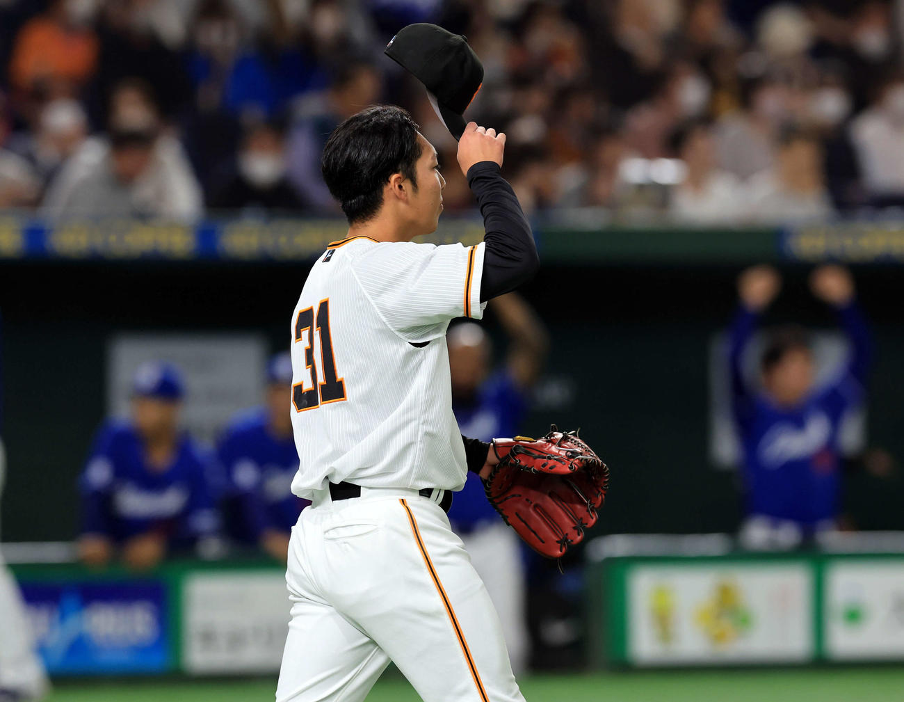 巨人対中日　1回表中日2死二塁、アキーノに先制左適時打を許し、喜ぶ中日ベンチを横目に汗をぬぐう赤星（撮影・浅見桂子）