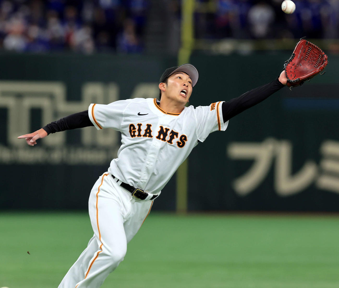 巨人対中日　3回表中日無死二塁、アルモンテの打球に飛び付く赤星（撮影・浅見桂子）