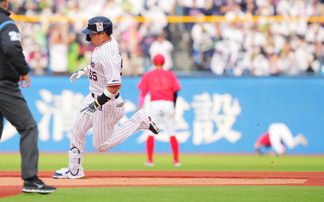 ヤクルト対広島　8回裏ヤクルト無死、フェンス直撃の打球を放ち野間（右奥）がもたつく間に二塁を蹴る村上（撮影・垰建太）