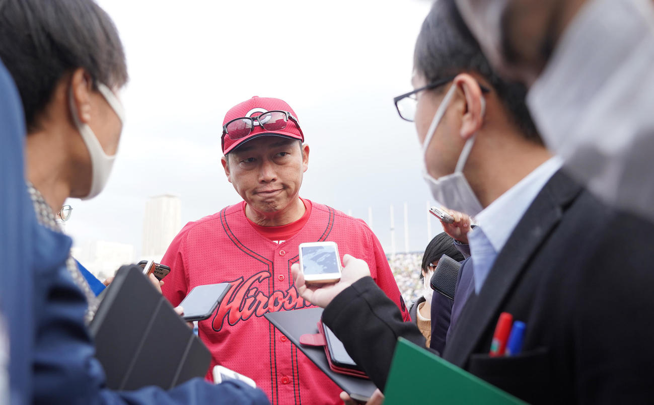 ヤクルト対広島　ヤクルトに3連敗を喫し記者の質問に答える広島新井監督（撮影・垰建太）
