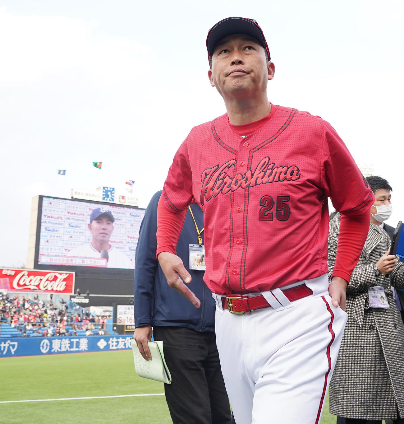 ヤクルト対広島　ヤクルトに3連敗を喫し渋い表情で引き揚げる広島新井監督（撮影・垰建太）