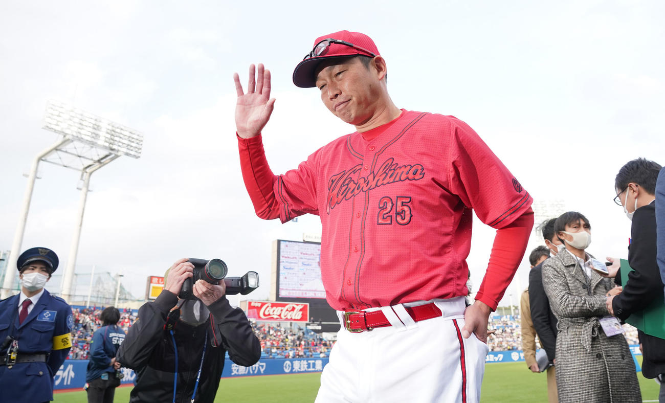ヤクルト対広島　ヤクルトに3連敗を喫し渋い表情で引き揚げる広島新井監督（撮影・垰建太）