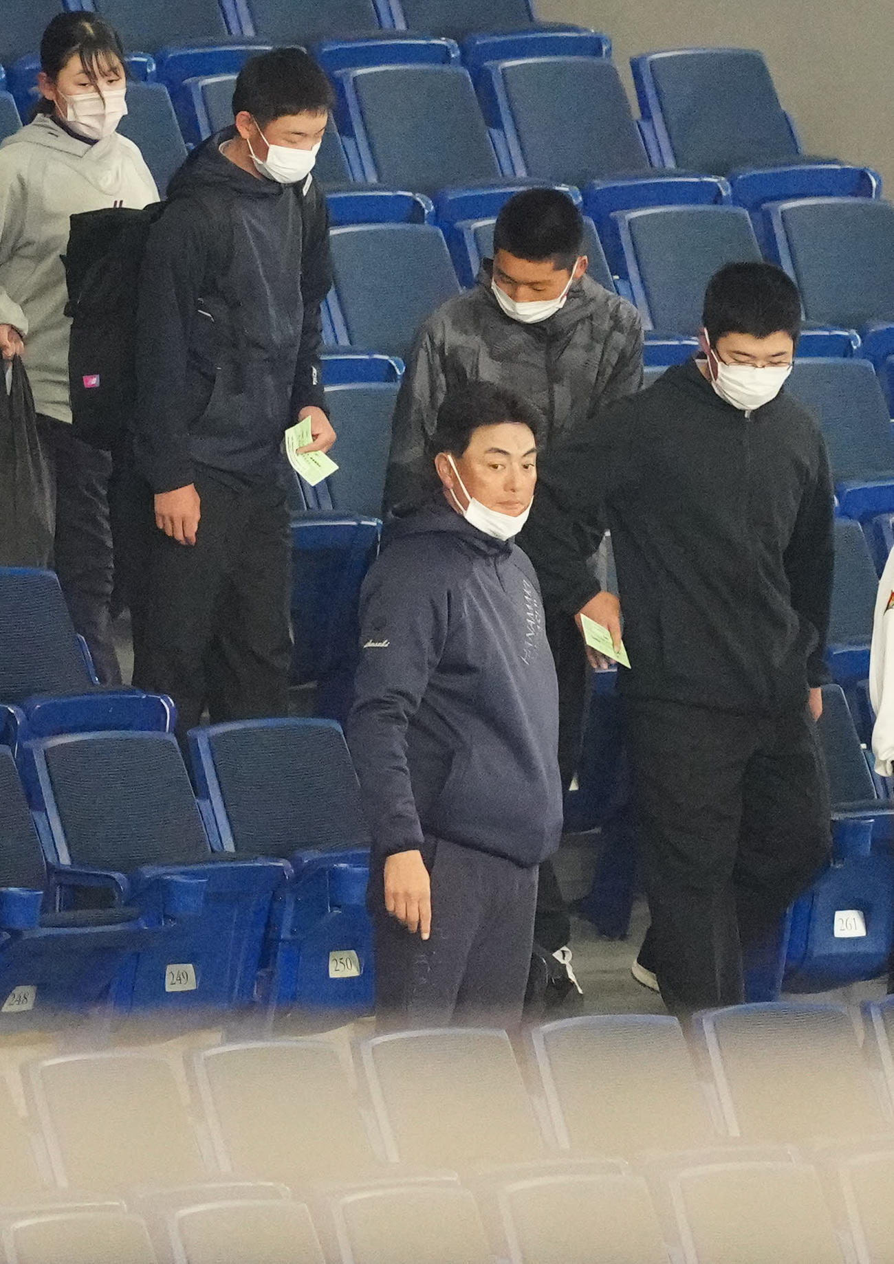 神戸弘陵対花巻東　試合前、応援席に向かう花巻東・佐々木秋羽の父の洋氏（下）（撮影・江口和貴）