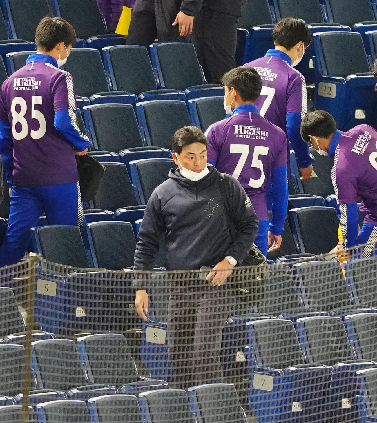神戸弘陵対花巻東　試合前、応援席に向かう花巻東・佐々木秋羽の父の洋氏（下）（撮影・江口和貴）
